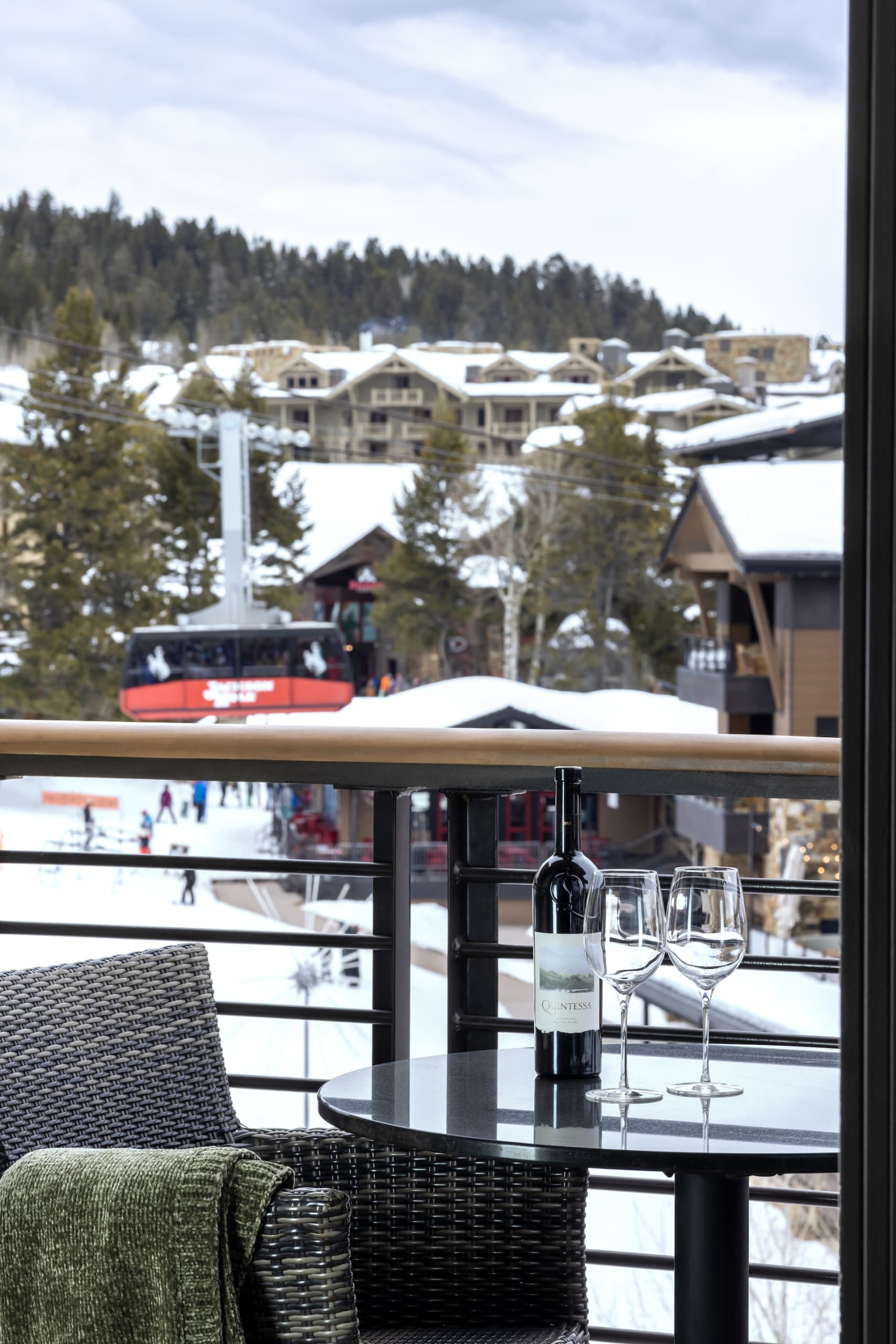 Balcony with a table with 2 glasses and a bottle of wine at Hotel Terra
